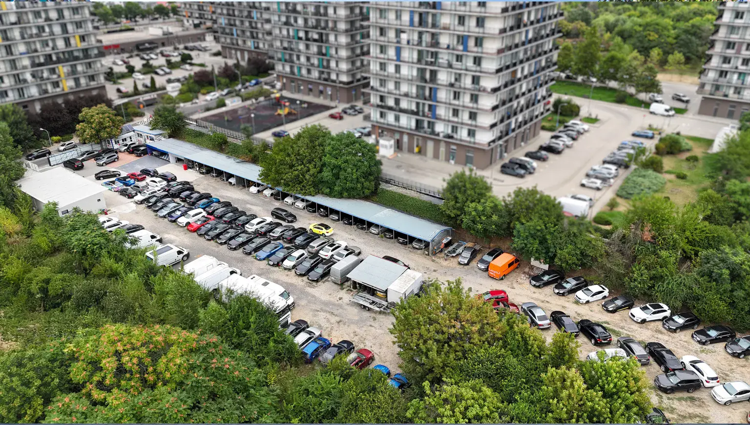 Parcarea Amanet Auto văzută de sus, între blocurile din Sectorul 4, București